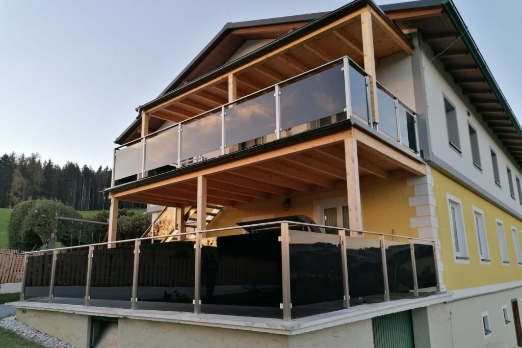 Haus mit Terrasse und Balkon